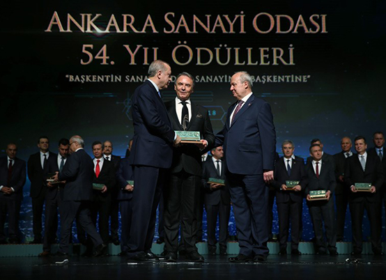 Kazım Türker, İstihdam Seferberliği Ödülü'nü Cumhurbaşkanı Erdoğan'dan aldı